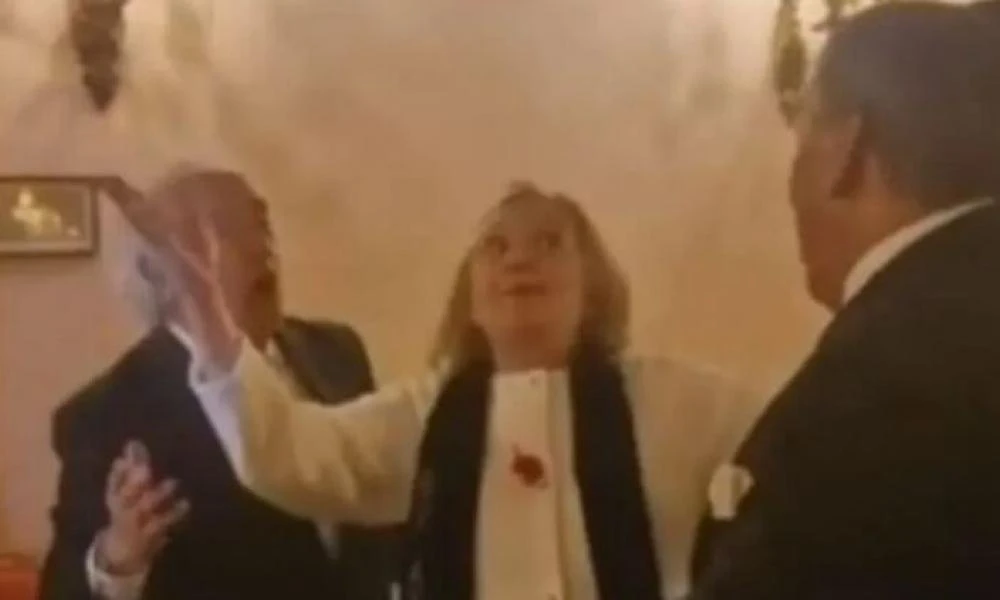 ΗΠΑ: Viral έγινε ο "ιδιαίτερος" χορός της Χίλαρι Κλίντον στην Ισπανία (Βίντεο)
